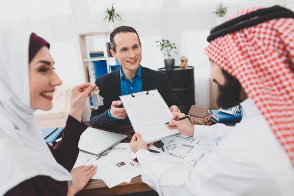 Arabisches Paar Unterzeichnet Kaufvertrag Büro Des Maklers Konzept Des Hauskaufs — Stockfoto