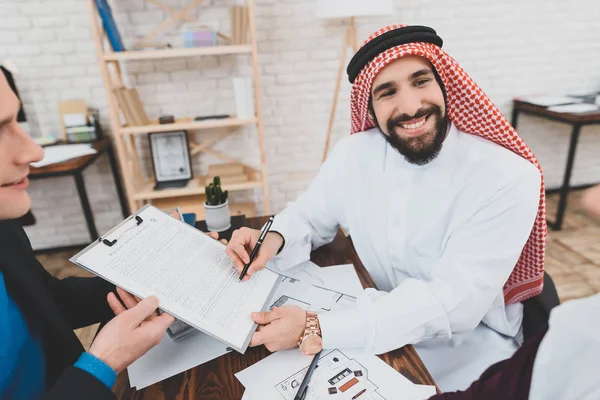 Muslimisches Paar Unterzeichnet Kaufvertrag Immobilienagentur — Stockfoto