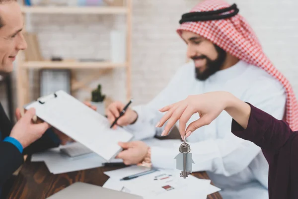 Arabisches Paar Unterzeichnet Kaufvertrag Büro Des Maklers — Stockfoto