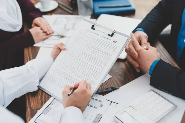 Nahaufnahme Eines Muslimischen Ehepaares Bei Der Unterzeichnung Eines Kaufvertrages Büro — Stockfoto