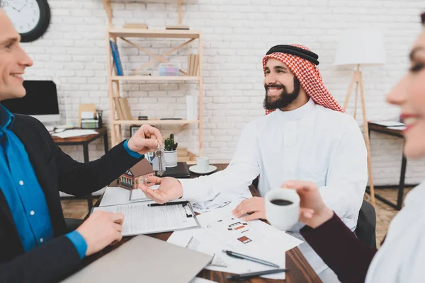 Makler Gibt Schlüssel Aus Wohnung Arabischen Mann Kufiya Der Mit — Stockfoto