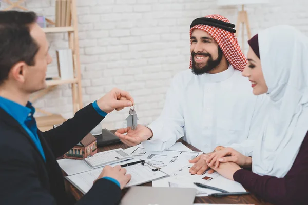 Realitní Dát Klíče Bytu Arabský Muž Kufiya Sedí Ženou Hidžábu — Stock fotografie