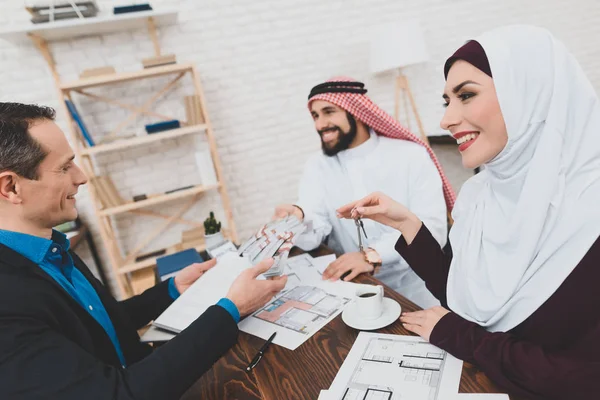 Volwassen Arabische Man Kufiya Met Vrouw Geven Van Geld Voor — Stockfoto