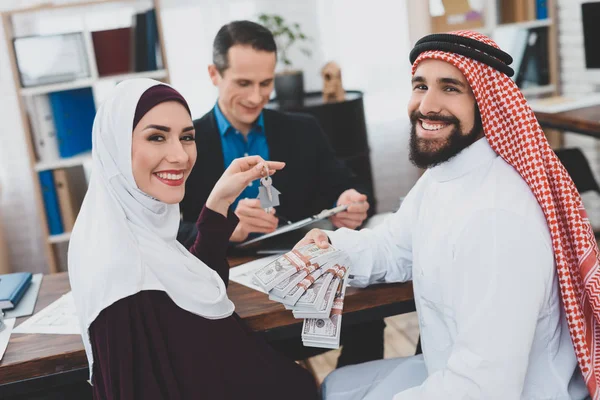 Erwachsener Arabischer Mann Mit Arabischer Frau Hijab Bezahlt Für Maklerleistungen — Stockfoto