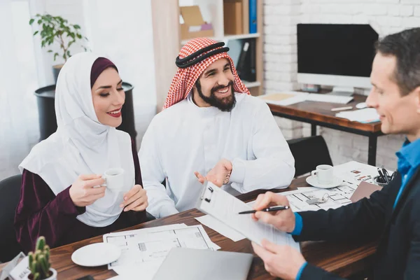 Makler Liest Bedingungen Des Kaufvertrages Für Junges Muslimisches Paar — Stockfoto