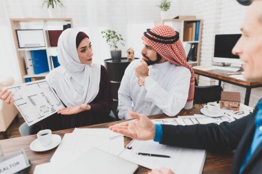 Kufiya mimar plan Odalar içinde ev düzenlenmesi için adama gösteren hijab genç kadın