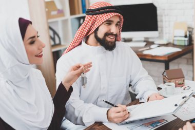 Arap çift Emlak, ev satın almak kavramı ofis satışında sözleşmenin imzalanması