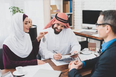Arap çift Emlak, ev satın almak kavramı ofis satışında sözleşmenin imzalanması