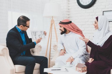 Emlakçı gösteren ev planı emlak ajansı Arap çift için