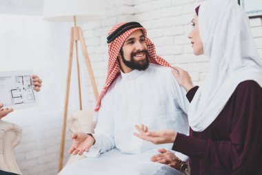 Emlakçı gösteren ev planı emlak ajansı Arap çift için