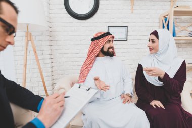 Arap çift satın alma ev Emlak belgeler hazırlanması sırasında tartışıyor