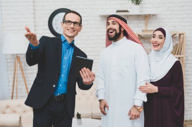 Emlak Daire iç tasarım türevleri tablet Arap çift için gösterilen