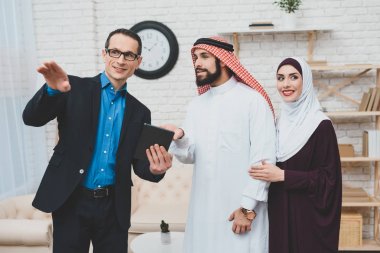 Emlak Daire iç tasarım türevleri tablet Arap çift için gösterilen