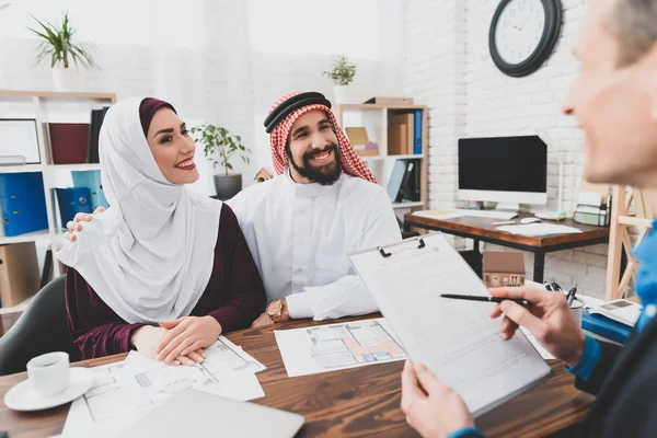 Makler Liest Bedingungen Des Kaufvertrages Für Junges Muslimisches Paar — Stockfoto