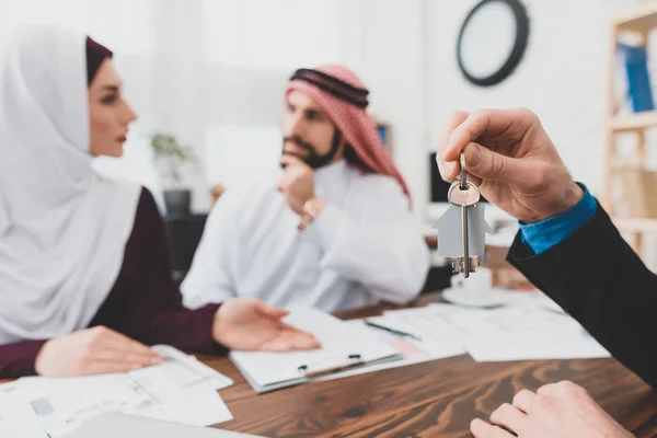 Arabisches Paar Kauft Neues Haus Immobilienagentur — Stockfoto