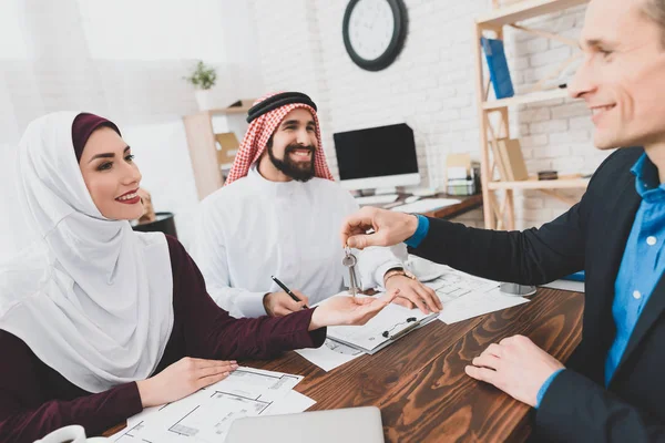 Arab Pár Nákup Nového Domu Realitní Kancelář — Stock fotografie