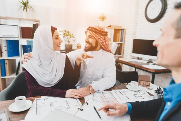 Young Arab Couple Buying New House Woman Hijab Holding Keys — Stock Photo, Image