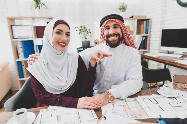 Araber Umarmt Frau Hijab Die Hausschlüssel Besitzt — Stockfoto