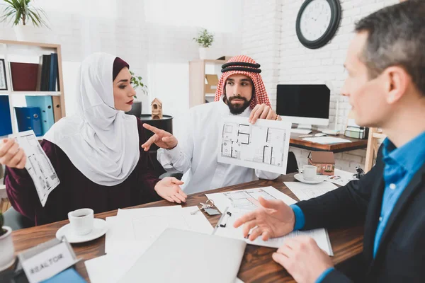 Mujer Joven Hijab Demostrando Hombre Kufiya Plan Arquitecto Para Disposición — Foto de Stock