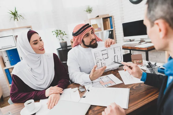 Coppia Araba Che Studia Piano Architettonico Della Futura Casa Agenzia — Foto Stock