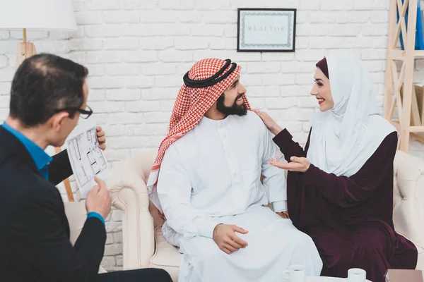 Makler Zeigt Hausplan Für Arabisches Paar Immobilienagentur — Stockfoto