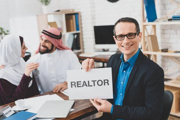 Erwachsener Mann Mit Brille Hält Schild Mit Aufschrift Makler Während — Stockfoto