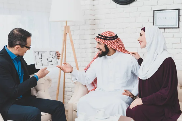 Makler Zeigt Hausplan Für Arabisches Paar Immobilienagentur — Stockfoto