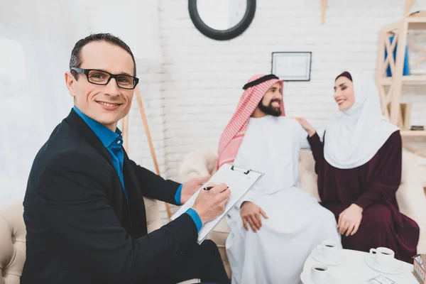 Arabisches Paar Diskutiert Hauskauf Während Makler Dokumente Vorbereitet — Stockfoto