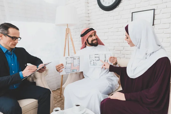 Arabisches Paar Studiert Bauplan Für Künftiges Haus Immobilienagentur — Stockfoto