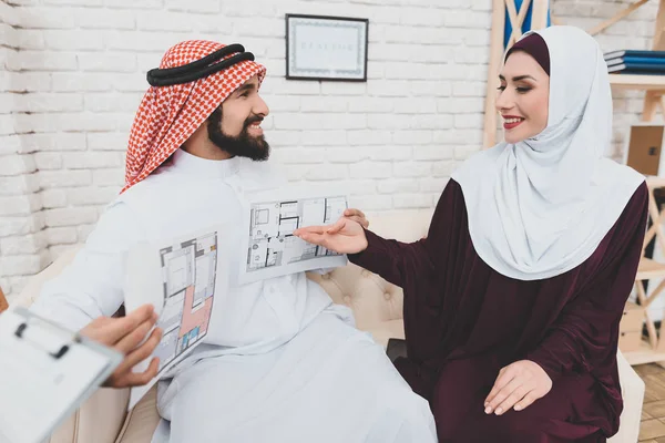 阿拉伯夫妇研究房地产中介机构未来住宅建筑设计方案 — 图库照片