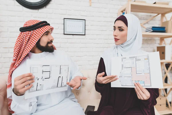 Arabisches Paar Studiert Bauplan Für Künftiges Haus Immobilienagentur — Stockfoto