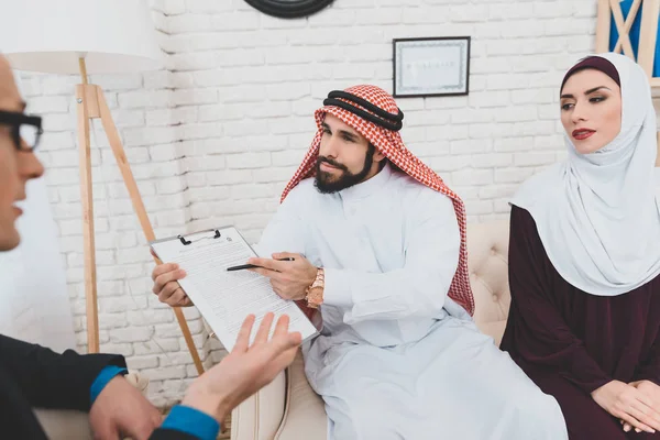 Araber Keffiyeh Die Vertragsbedingungen Für Den Kauf Eines Hauses Festlegen — Stockfoto