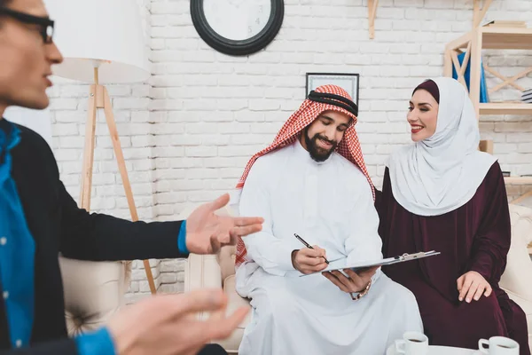 Arabisches Paar Unterzeichnet Kaufvertrag Büro Des Maklers Konzept Des Hauskaufs — Stockfoto