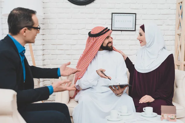 Arabisches Paar Unterzeichnet Kaufvertrag Büro Des Maklers Konzept Des Hauskaufs — Stockfoto