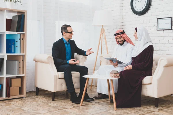 Arabisches Paar Unterzeichnet Kaufvertrag Büro Des Maklers Konzept Des Hauskaufs — Stockfoto