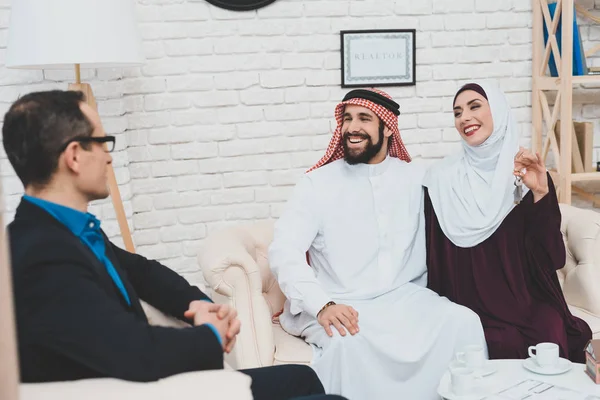 Junges Arabisches Paar Kauft Neues Haus Frau Hijab Hält Hausschlüssel — Stockfoto