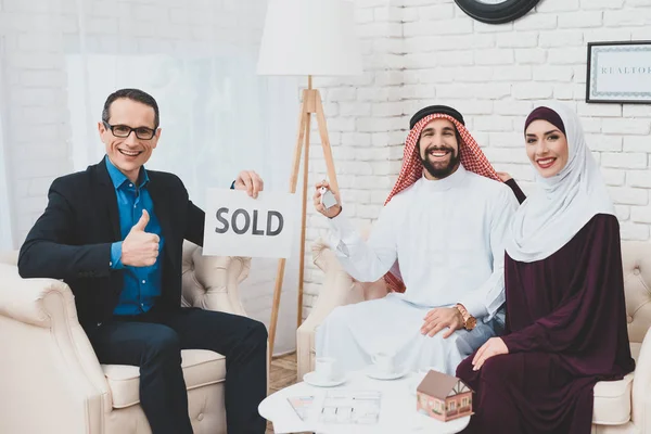 Junges Arabisches Paar Kaufte Neues Haus Makler Mit Schild Mit — Stockfoto