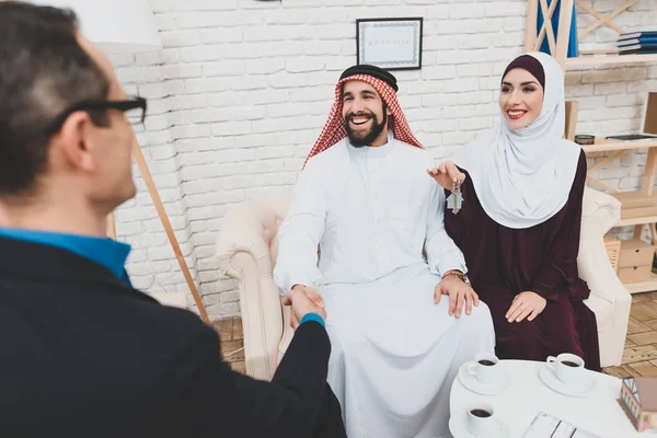 Makler Und Muslimischer Mann Kufiya Beim Händeschütteln Während Frau Hausschlüssel — Stockfoto