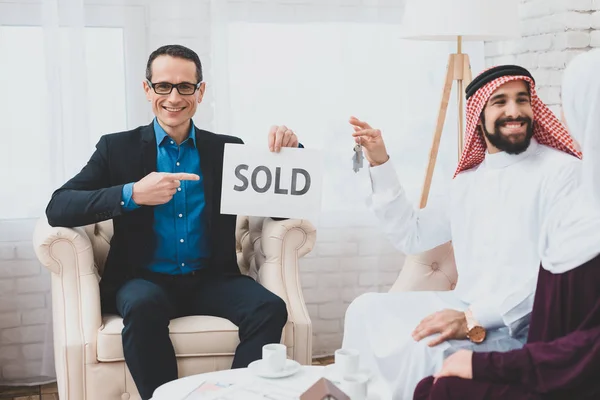 Junges Arabisches Paar Kaufte Neues Haus Makler Mit Schild Mit — Stockfoto