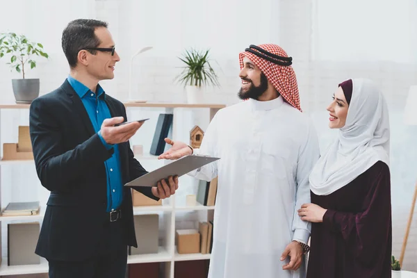 Makler Anzug Zeigt Jungen Arabischem Paar Wohnungseinrichtung — Stockfoto