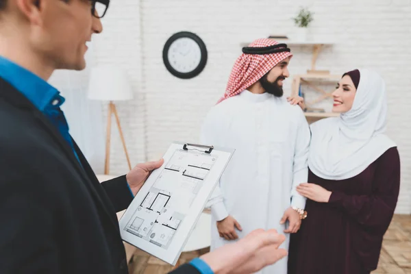 Makelaar Pak Tonen Aan Jonge Islamitische Paar Interieur Van Appartement — Stockfoto