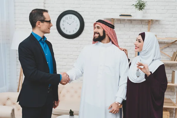 Makler Und Muslimischer Mann Kufiya Beim Händeschütteln Während Frau Hausschlüssel — Stockfoto