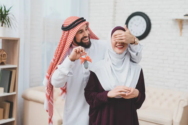 Araber Kufiya Überrascht Frau Hijab Und Präsentiert Schlüssel Aus Wohnung — Stockfoto