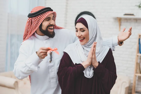 Arabische Man Kufiya Maken Van Verrassing Naar Vrouw Hijab Presenteren — Stockfoto
