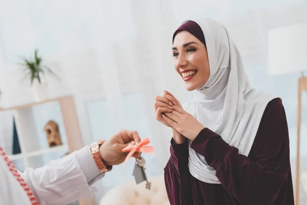 Arabische Man Kufiya Maken Van Verrassing Naar Vrouw Hijab Presenteren — Stockfoto