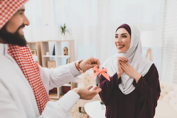 Araber Kufiya Überrascht Frau Hijab Und Präsentiert Schlüssel Aus Wohnung — Stockfoto