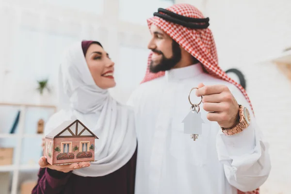 Araber Kufiya Mit Hausschlüsseln Während Frau Hijab Spielzeughaus Hält — Stockfoto