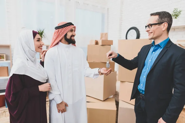 Realtor Giving Keys House Arab Man Kufiya Standing Woman Hijab — Stock Photo, Image