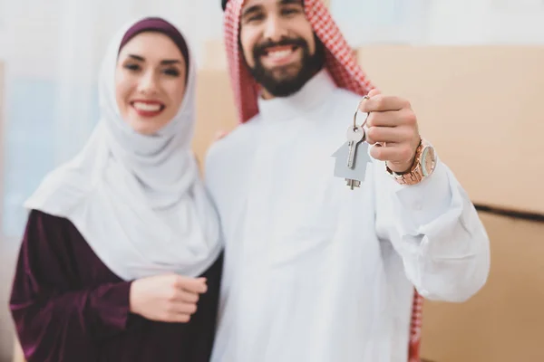 Gelukkig Arabische Paar Staande Nieuw Appartement — Stockfoto
