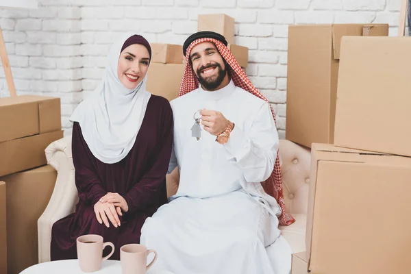 Arabisches Paar Sitzt Auf Couch Neuer Wohnung — Stockfoto
